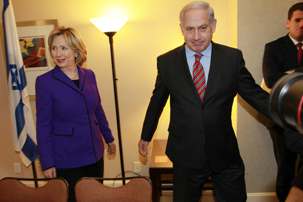 U.S. Secretary of State Hillary Rodham Clinton (L) and Israeli Prime Minister Benjamin Netanyahu meet in New York, November 11, 2010. [Xinhua]