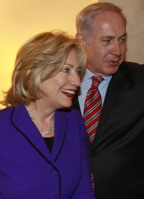 U.S. Secretary of State Hillary Rodham Clinton (L) and Israeli Prime Minister Benjamin Netanyahu meet in New York, November 11, 2010. [Xinhua]