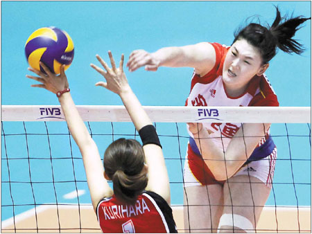 China's Wang Yimei spikes the ball against Japan's Megumi Kurihara during their second-round match at the FIVB Women's Volleyball World Championship in Tokyo on Nov 6. Toru Hanai / Reuters