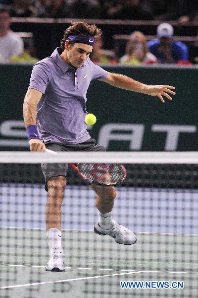 Roger Federer of Switzerland returns the ball to Radek Stepanek of the Czech Republic during the round 3 match of the men's singles at the Paris Masters tennis tournament in Paris, capital of France, Nov. 11, 2010. Roger Federer won 2-0 to enter the next round. (Xinhua/Laurent Zabulon) 