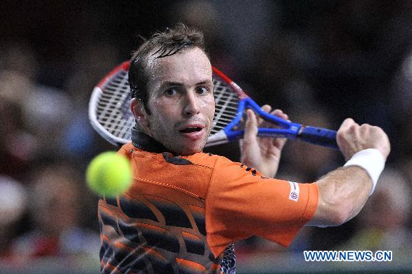 Radek Stepanek of the Czech Republic returns to Roger Federer of Switzerland during the round 3 match of the men's singles at the Paris Masters tennis tournament in Paris, capital of France, Nov. 11, 2010. Roger Federer won 2-0 to enter the next round. (Xinhua/Laurent Zabulon)