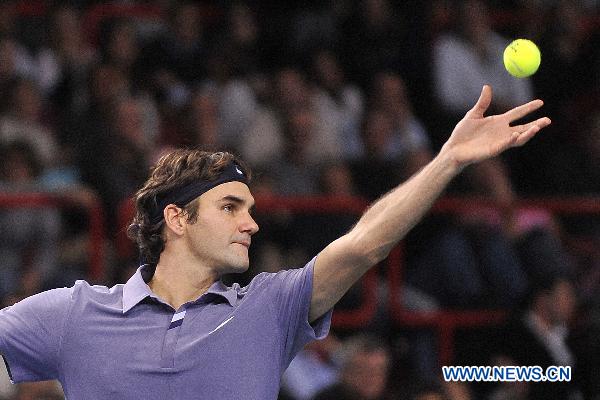 Roger Federer of Switzerland serves to Radek Stepanek of the Czech Republic during the round 3 match of the men's singles at the Paris Masters tennis tournament in Paris, capital of France, Nov. 11, 2010. Roger Federer won 2-0 to enter the next round. (Xinhua/Laurent Zabulon)