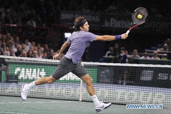 Roger Federer of Switzerland returns the ball to Radek Stepanek of the Czech Republic during the round 3 match of the men's singles at the Paris Masters tennis tournament in Paris, capital of France, Nov. 11, 2010. Roger Federer won 2-0 to enter the next round. (Xinhua/Laurent Zabulon) 