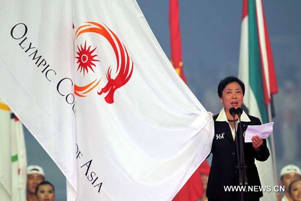 Chinese gymnastics referee Yan Ninan takes oath on behalf of all referees during the opening ceremony of the 16th Asian Games in Guangzhou, China, Nov. 12, 2010. (Xinhua/Fan Jun)