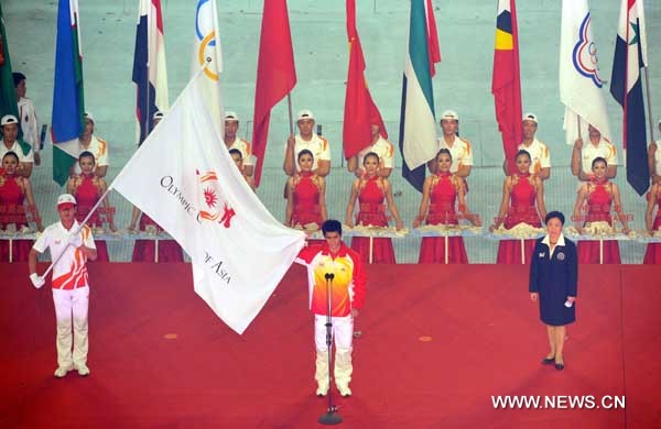 Chinese badminton world champion Fu Haifeng (C) takes oath on behalf of all athletes during the opening ceremony of the 16th Asian Games at the Haixinsha Island in Guangzhou, China, Nov. 12, 2010. (Xinhua/Guo Yong) 