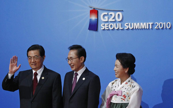 President Hu Jintao is greeted by South Korea's President Lee Myung-bak and First Lady Kim Yoon-ok at the G20 summit working dinner held on Tuesday at the National Museum of Korea in Seoul.[China Daily via agencies]