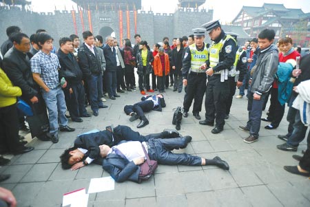 Three young men in suit fell asleep on the ground at Baguocheng Square in Chongqing after they had tried to impress the boss by drinking excessively for a sales position.