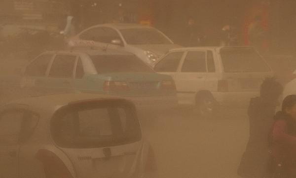 Photo taken on Nov. 11, 2010 shows a general view of a street in the sand storm-hit Jinan, capital of east China&apos;s Shandong Province. [Xinhua] 