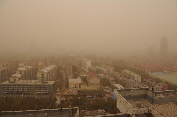 Photo taken on Nov. 11, 2010 shows a general view of a street in the sand storm-hit Jinan, capital of east China&apos;s Shandong Province.