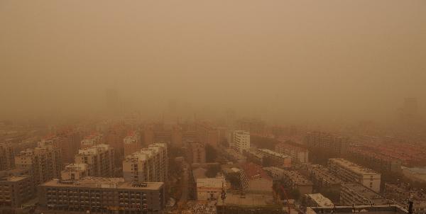 Photo taken on Nov. 11, 2010 shows a general view of a street in the sand storm-hit Jinan, capital of east China&apos;s Shandong Province.