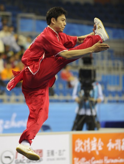 Yuan Xiaochao of China won the first gold medal of the Guangzhou Asian Games in the men's Changquan Wushu event on Saturday. [Xinhua] 