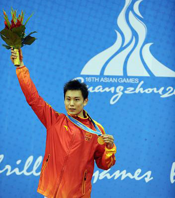 Yuan Xiaochao of China won the first gold medal of the Guangzhou Asian Games in the men's Changquan Wushu event on Saturday. [Xinhua]