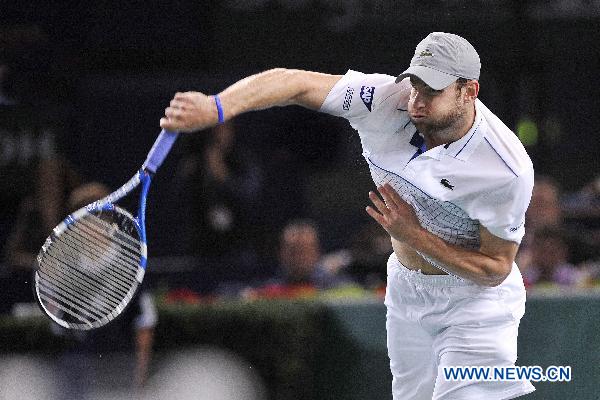 Andy Roddick of the United States returns a shot to Sweden's Robin Soderling during their quarterfinal of the ATP Masters Series Paris at the Palais Omnisports in Paris, capital of France, Nov. 12, 2010. Soderling won the match 2-0.[Xinhua/Laurent Zabulon]