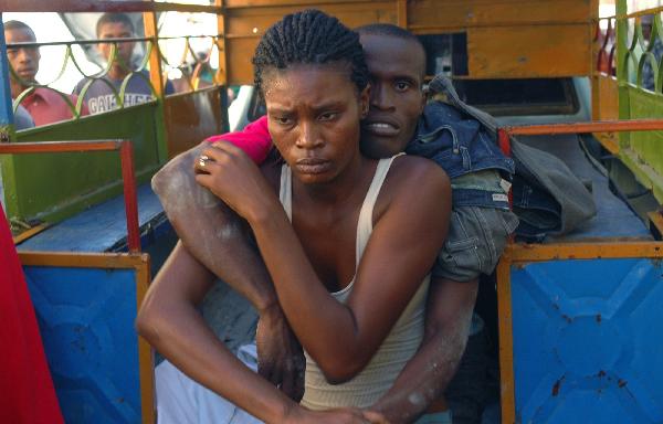 A Haitian resident suffering from cholera is transported to receive treatment at St-Catherine hospital in the slum of Cite-Soleil in Port-au-Prince November 12, 2010. [Xinhua/Reuters Photo]