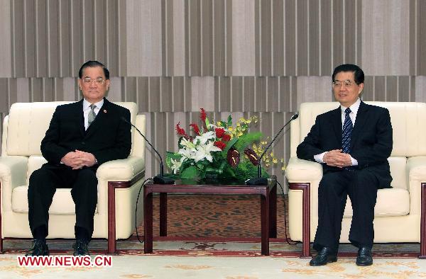The Communist Party of China (CPC) Central Committee General Secretary Hu Jintao (R) meets with Kuomintang (KMT) Honorary Chairman Lien Chan in Yokohama, Japan, Nov. 13, 2010. 
