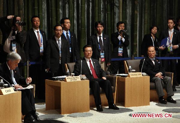Chinese President Hu Jintao (C front) attends the second session of the 18th Economic Leaders' Meeting of the Asia-Pacific Economic Cooperation (APEC) in Yokohama, Japan, Nov. 14, 2010. [Lan Hongguang/Xinhua]