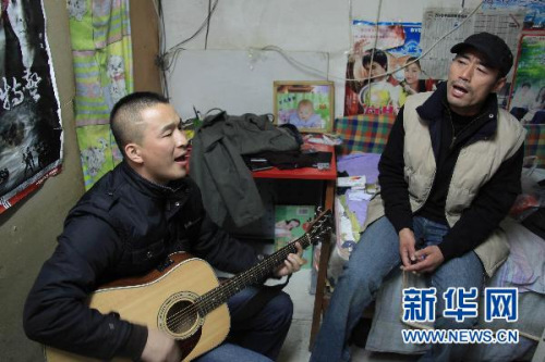 Farmer-turned Internet celebrities Wang Xu (R) and Liu Gang. 