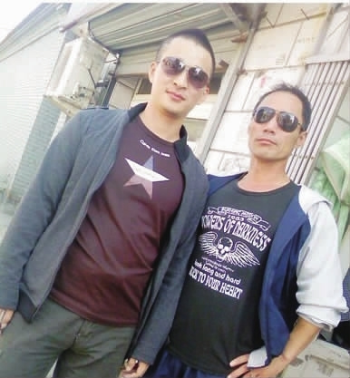 Farmer-turned Internet celebrities Wang Xu (R) and Liu Gang.