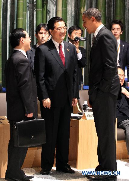 Chinese President Hu Jintao (C front) talks with U.S. President Barack Obama (R) before the second session of the 18th Economic Leaders' Meeting of the Asia-Pacific Economic Cooperation (APEC) in Yokohama, Japan, Nov. 14, 2010. [Lan Hongguang/Xinhua]