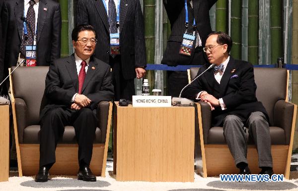 Chinese President Hu Jintao (L) talks with Donald Tsang, chief executive of China's Hong Kong Special Administrative Region, before the second session of the 18th Economic Leaders' Meeting of the Asia-Pacific Economic Cooperation (APEC) in Yokohama, Japan, Nov. 14, 2010. [Lan Hongguang/Xinhua]