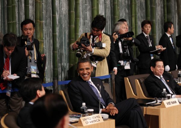U.S. President Barack Obama (C) attends the 18th Economic Leaders' Meeting of the Asia-Pacific Economic Cooperation (APEC) in Yokohama, Japan, Nov. 13, 2010. [Lan Hongguang/Xinhua]