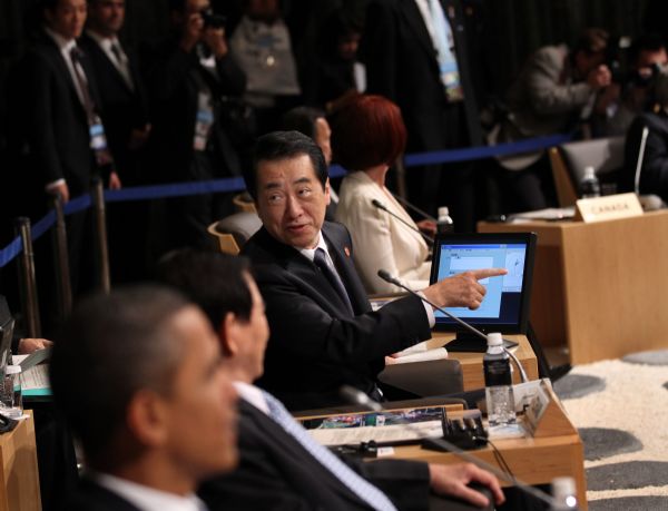 Japanese Prime Minister Naoto Kan (C) attends the 18th Economic Leaders' Meeting of the Asia-Pacific Economic Cooperation (APEC) in Yokohama, Japan, Nov. 13, 2010. (Xinhua/Lan Hongguang) (axy) 