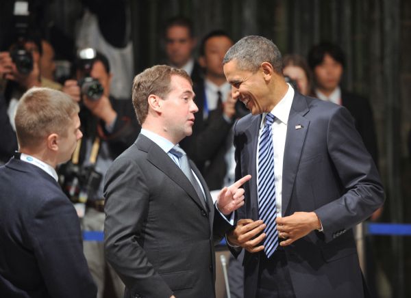 U.S. President Barack Obama (R) talks with Russian President Dmitry Medvedev during the 18th Economic Leaders' Meeting of the Asia-Pacific Economic Cooperation (APEC) in Yokohama, Japan, Nov. 13, 2010. [Xinhua]