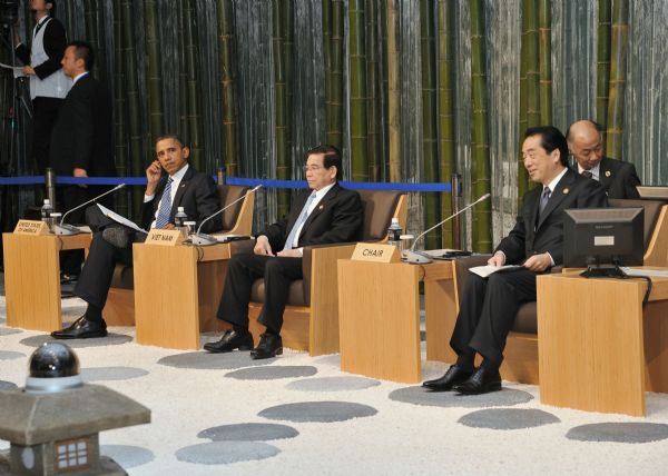 Japanese Prime Minister Naoto Kan (R) speaks at the 18th Economic Leaders' Meeting of the Asia-Pacific Economic Cooperation (APEC) in Yokohama, Japan, Nov. 13, 2010. [Xinhua]