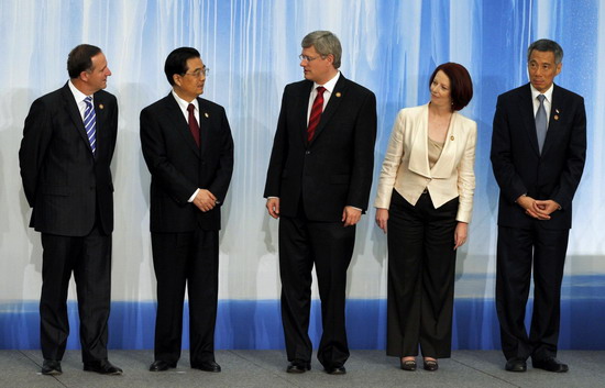 New Zealand's Prime Minister John Key (L), China's President Hu Jintao, Canada's Prime Minister Stephen Harper (C), Australia's Prime Minister Julia Gillard and Singapore's Prime Minister Lee Hsien Loong (R) talk before the Leaders' Declaration during the APEC Summit in Yokohama, south of Tokyo November 14, 2010. [Agencies]