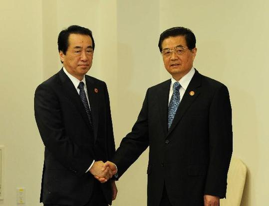 Chinese President Hu Jintao (R) meets with Japanese Prime Minister Naoto Kan in Yokohama, Japan, Nov. 13, 2010. [Xinhua] 