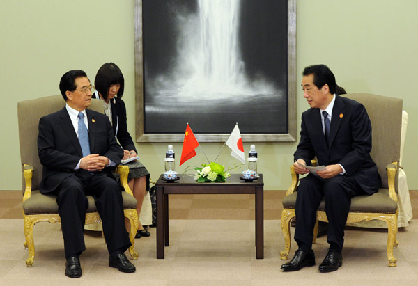 Chinese President Hu Jintao (L) meets with Japanese Prime Minister Naoto Kan (R) on the sidelines of the 18th Economic Leaders' Meeting of the Asia-Pacific Economic Cooperation (APEC) forum in Yokohama, Japan, Nov. 13, 2010. [Xinhua]