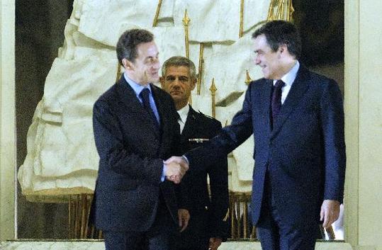 French Prime minister Francois Fillon (C) shakes hand with France's president Nicolas Sarkozy (L) as he leaves the Elysee palace in Paris, Nov. 13, 2010. [Xinhua/AFP] 