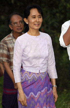 MAung San Suu Kyi walks with National League for Democracy party members after being released from house arrest in Yangon November 13, 2010.[China Daily/Agencies] 