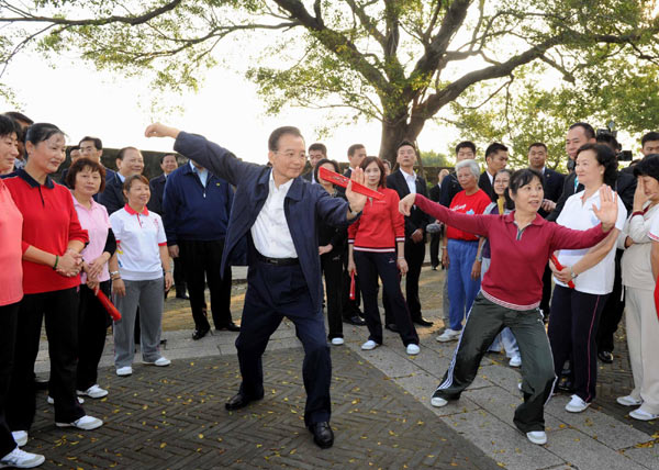 Chinese Premier Wen Jiabao practises tai chi with local residents at a park in Macao Nov 14, 2010.[China Daily/Agencies] 