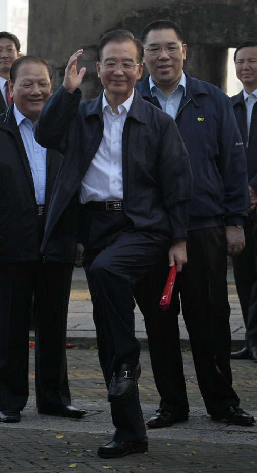 Chinese Premier Wen Jiabao practises tai chi with local residents at a park in Macao Nov 14, 2010. [China Daily/Agencies] 