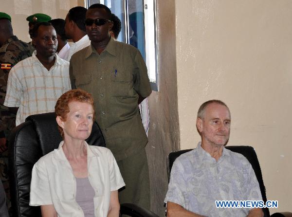 Freed British hostage Paul Chandler (R, front) and his wife Rachel (L, front) wait for the press conference in Mogadishu, capital of Somalia, Nov. 14, 2010. Paul Chandler and his wife Rachel who were held hostage by pirates since October last year were released Sunday and handed over to the Somali government. [Xinhua]