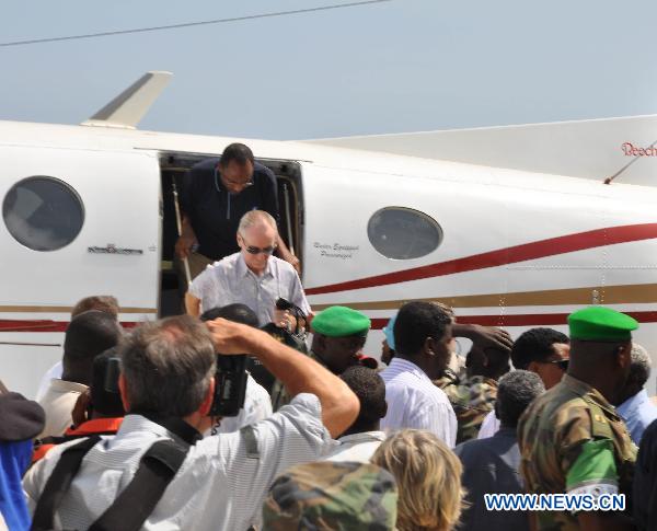 Freed British hostage Paul Chandler arrives at Aden Adde International airport in Mogadishu, capital of Somalia, Nov. 14, 2010. [Xinhua]