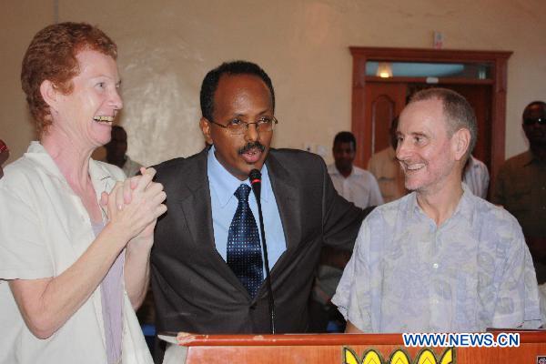 Somali Prime Minister Mohamed Abdullahi Mohamed (C) and freed British hostage Paul Chandler (R) and his wife Rachel (L) attend a press conference in Mogadishu, capital of Somalia, Nov. 14, 2010. [Xinhua]