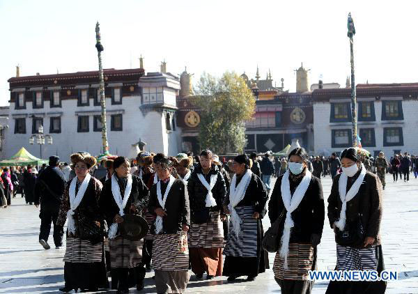 A group of Tibetan women are seen outside central Lhasa&apos;s Jokhang Temple, Southwest China&apos;s Tibet autonomous region, Nov 14, 2010. [Xinhua]