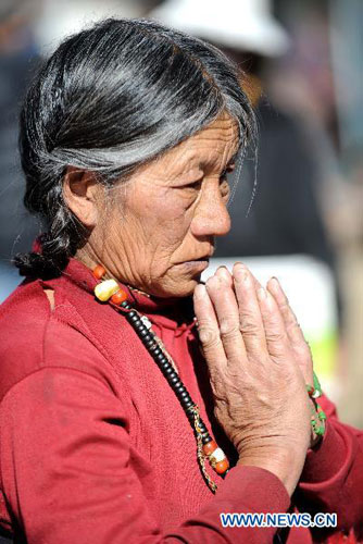 An old Tibetan woman, who lives in Chamdo, eastern Tibet autonomous region, prays before a kowtow in central Lhasa&apos;s Jokhang Temple, Southwest China&apos;s Tibet, Nov 14, 2010. [Xinhua] 