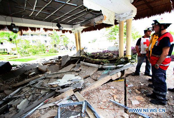 Mexican Red Cross workers check the scene after an explosion occurred in Princess Riviera Mayo hotel in Del Carmen Beach in the Mexican resort city of Cancun on Nov. 14, 2010. [Xinhua]