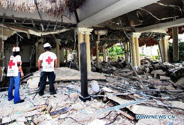 Mexican Red Cross workers check the scene after an explosion occurred in Princess Riviera Mayo hotel in Del Carmen Beach in the Mexican resort city of Cancun on Nov. 14, 2010. [Xinhua]