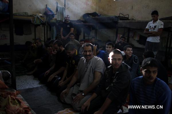 Palestinian prisoners pray inside a cell of the Hamas-run prison of Ansar, in Gaza City on Nov. 14, 2010. [Xinhua]