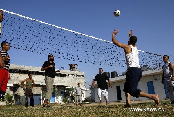 Palestinian prisoners play volleyball in the yard of the Hamas-run prison of Ansar, in Gaza City on Nov. 14, 2010. [Xinhua]