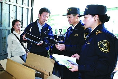 File photo: With the coming of 'discount season' abroad, customs officials are reiterating its policy that duties will be collected on all personal items purchased overseas over 5,000 yuan.