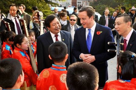 UK Prime Minister David Cameron visited Machikou primary school in suburban Beijing on Nov.10. [sina.com]