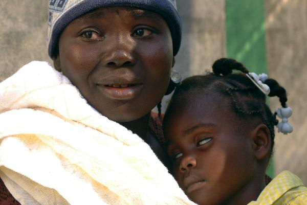 A Haitian resident holds her baby, who is suffering from cholera, at St-Catherine hospital in the slum of Cite-Soleil in Port-au-Prince November 12, 2010. (Xinhua/Reuters Photo)