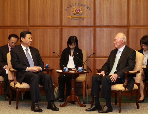 Chinese Vice President Xi Jinping (L front) meets with Minister Mentor of Singapore Lee Kuan Yew in Singapore, Nov. 14, 2010. [Pang Xinglei/Xinhua]