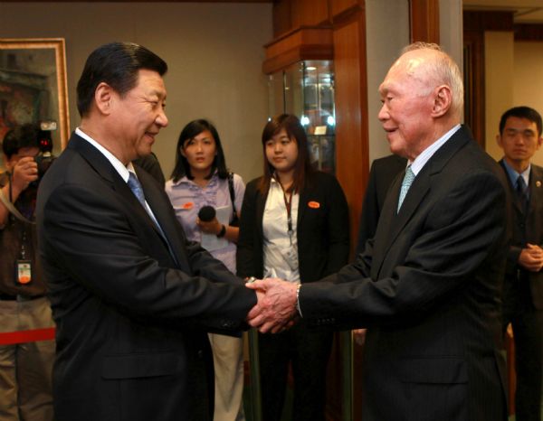 Chinese Vice President Xi Jinping (L front) meets with Minister Mentor of Singapore Lee Kuan Yew in Singapore, Nov. 14, 2010. [Pang Xinglei/Xinhua]