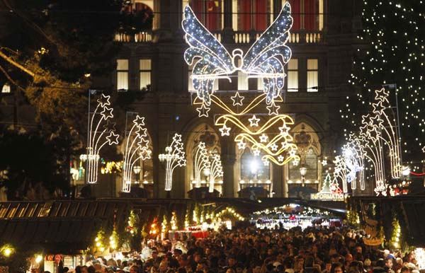 People visit the traditional 'Wiener Christkindlmarkt' advent market in front of the city hall on the opening day, in Vienna November 13, 2010. [Xinhua/Reuters Photo]